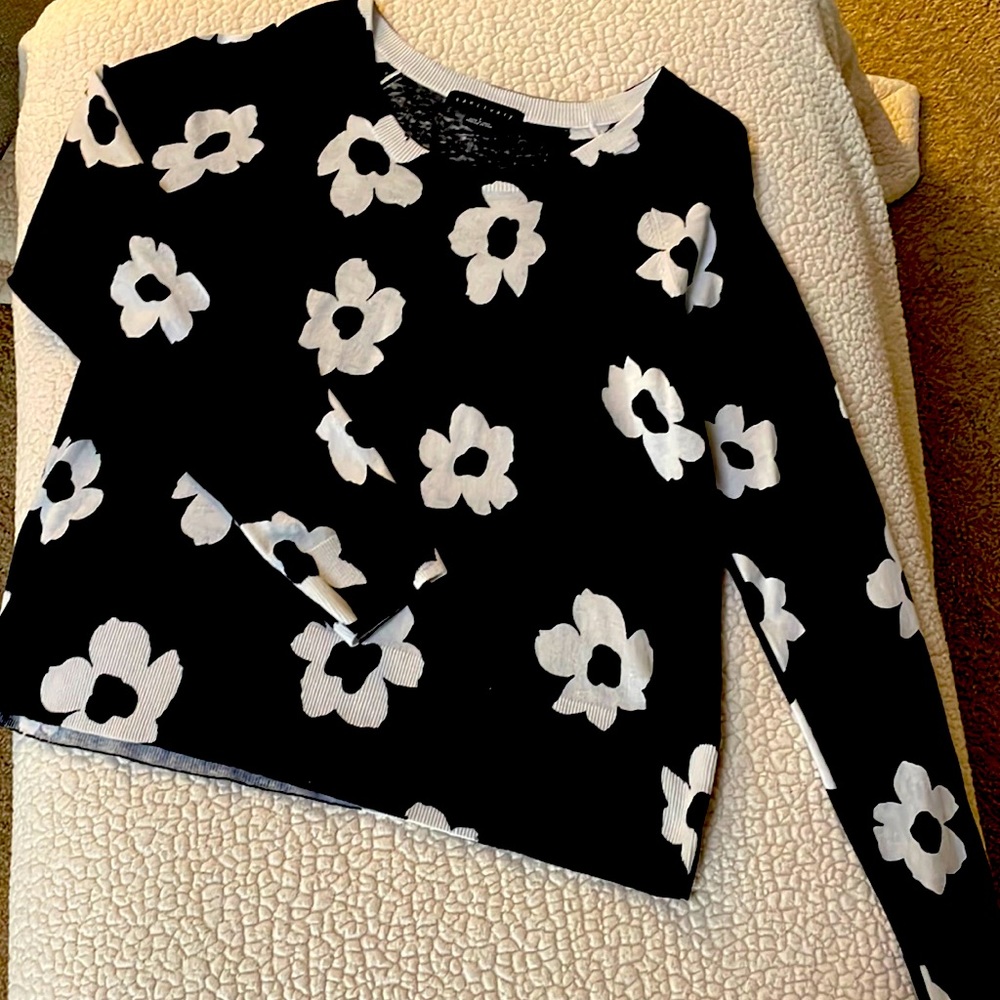 Sanctuary lightweight sweater. Size Large. Black with white flowers.